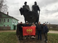 Соратники у памятника Рюрику и Олегу