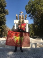 Андрей Родионов с флагом движения у памятника