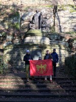 С флагом движения у памятника Вагнеру
