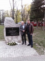 Андрей Родионов и Владимир Кршлянин у памятника