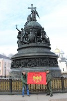 Андрей Родионов с соратником у памятника