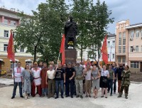 Соратники с флагами у памятника Святославу