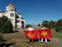 Родионов и Копцев с флагами Движения и Македонии