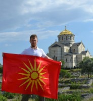 Андрей Родионов с флагом Македонии