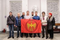 Участники с флагом движения в музее Александра Суворова