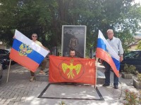 Соратники у памятника с флагами