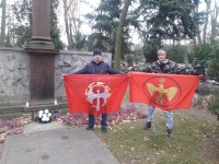 Польские соратники с флагами у памятника