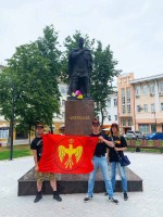 Соратники с флагом Движения у памятника Святославу