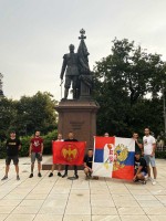 Сербские соратники с флагами у памятника