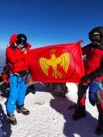 Дмитрий и его друг с флагом на вершине Эльбруса