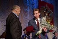 Губернатор вручает медаль Стефановскому
