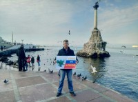 Андрей Родионов с плакатом