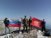 Соратники с флагами в горах