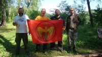 Соратники с флагом Движения в лесу