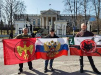 Соратники с флагами у посольства