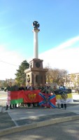 Соратники и единомышленники с флагами у памятника