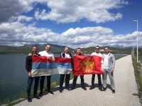 Андрей вместе с черногорскими соратниками с флагами