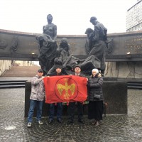 Соратники у памятника с флагом движения