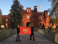 Соратники движения с флагом у ворот Брестской крепости