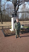 Андрей Родионов у памятника императору