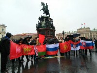 Соратники с флагами у памятника