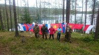 Соратники с флагами в лесу