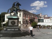 Андрей Родионов у памятника царю Филиппу II